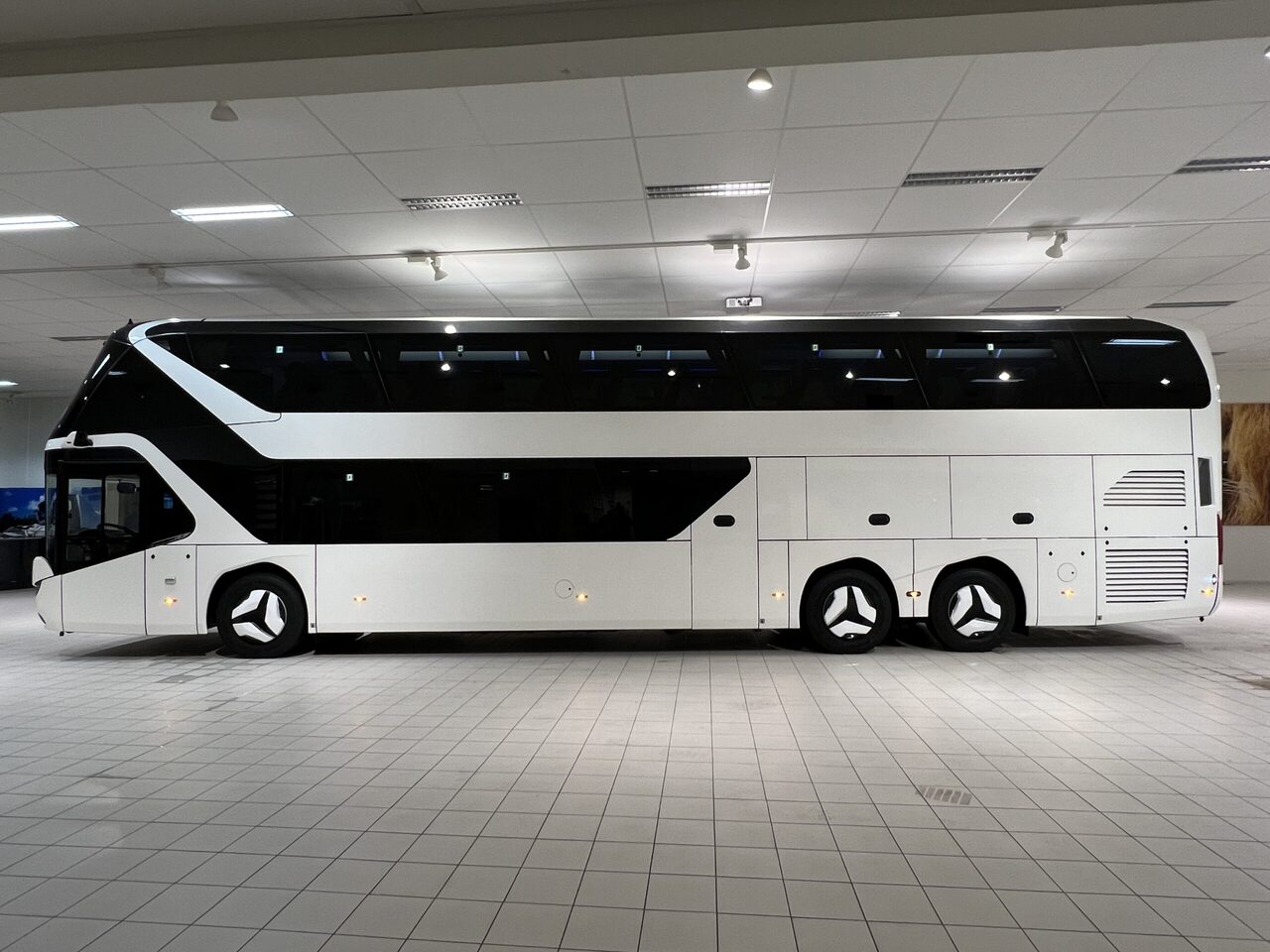 Turistbuss NEOPLAN SKYLINER P06 Euro 6E V.I.P / Exclusive Class (Gräddfärgad skinnklädsel): bild 3