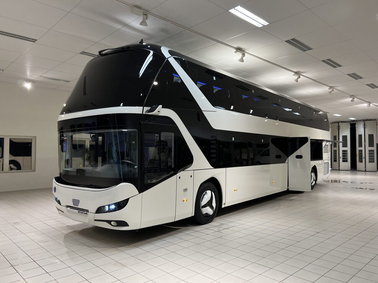 Turistbuss NEOPLAN SKYLINER P06 Euro 6E V.I.P / Exclusive Class (Gräddfärgad skinnklädsel): bild 14