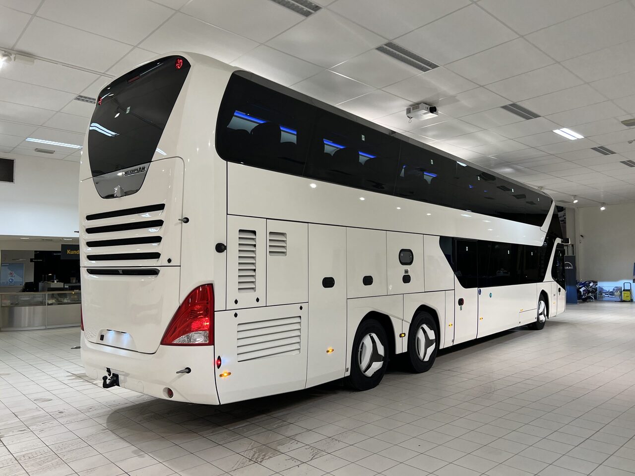 Turistbuss NEOPLAN SKYLINER P06 Euro 6E V.I.P / Exclusive Class (Gräddfärgad skinnklädsel): bild 6
