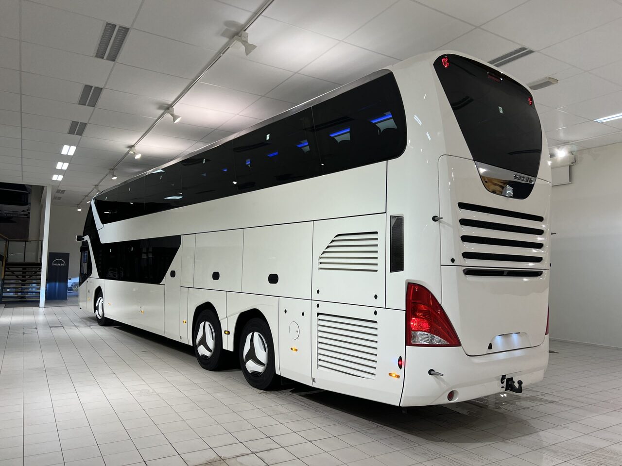 Turistbuss NEOPLAN SKYLINER P06 Euro 6E V.I.P / Exclusive Class (Gräddfärgad skinnklädsel): bild 4