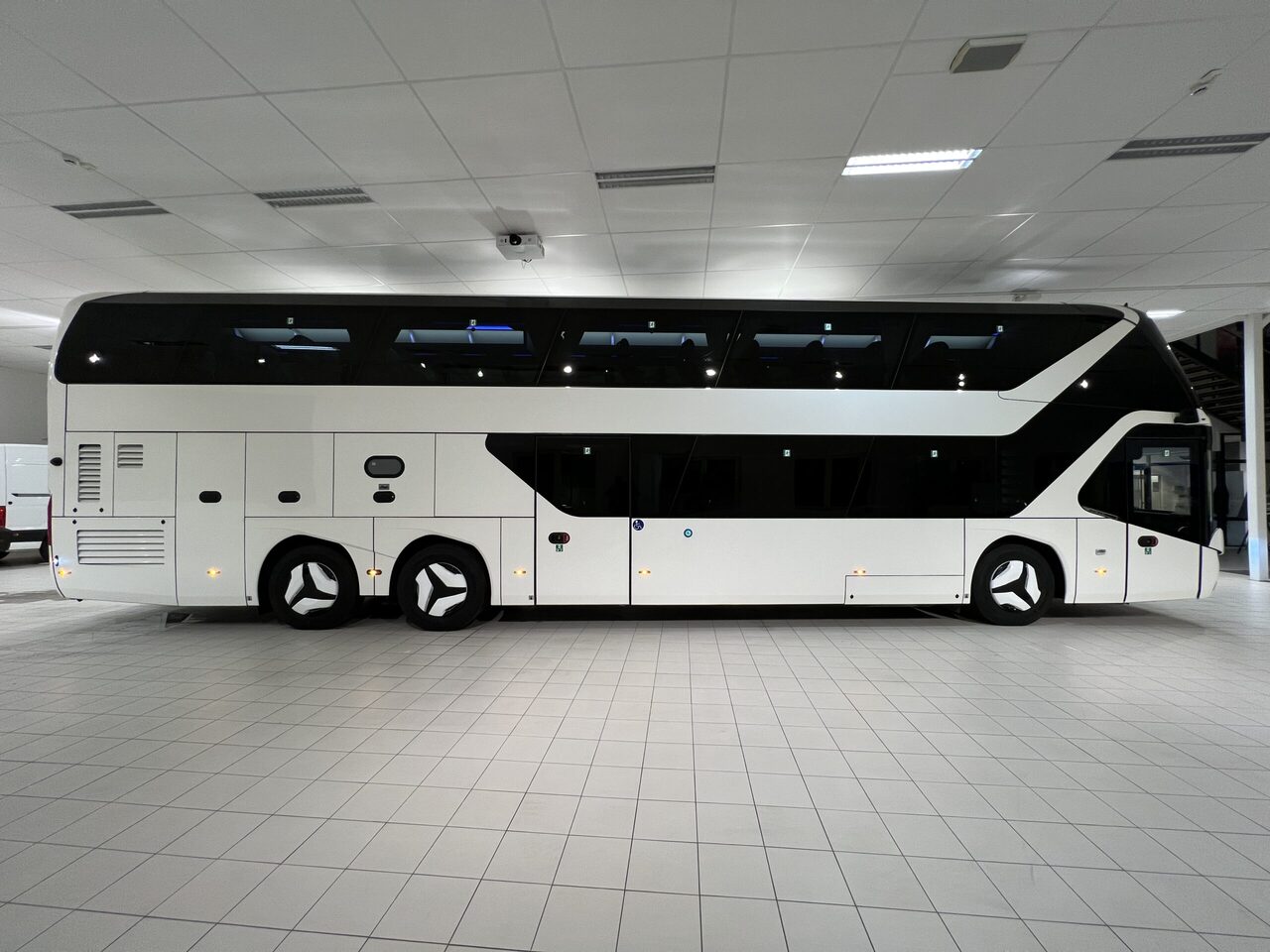 Turistbuss NEOPLAN SKYLINER P06 Euro 6E V.I.P / Exclusive Class (Gräddfärgad skinnklädsel): bild 7