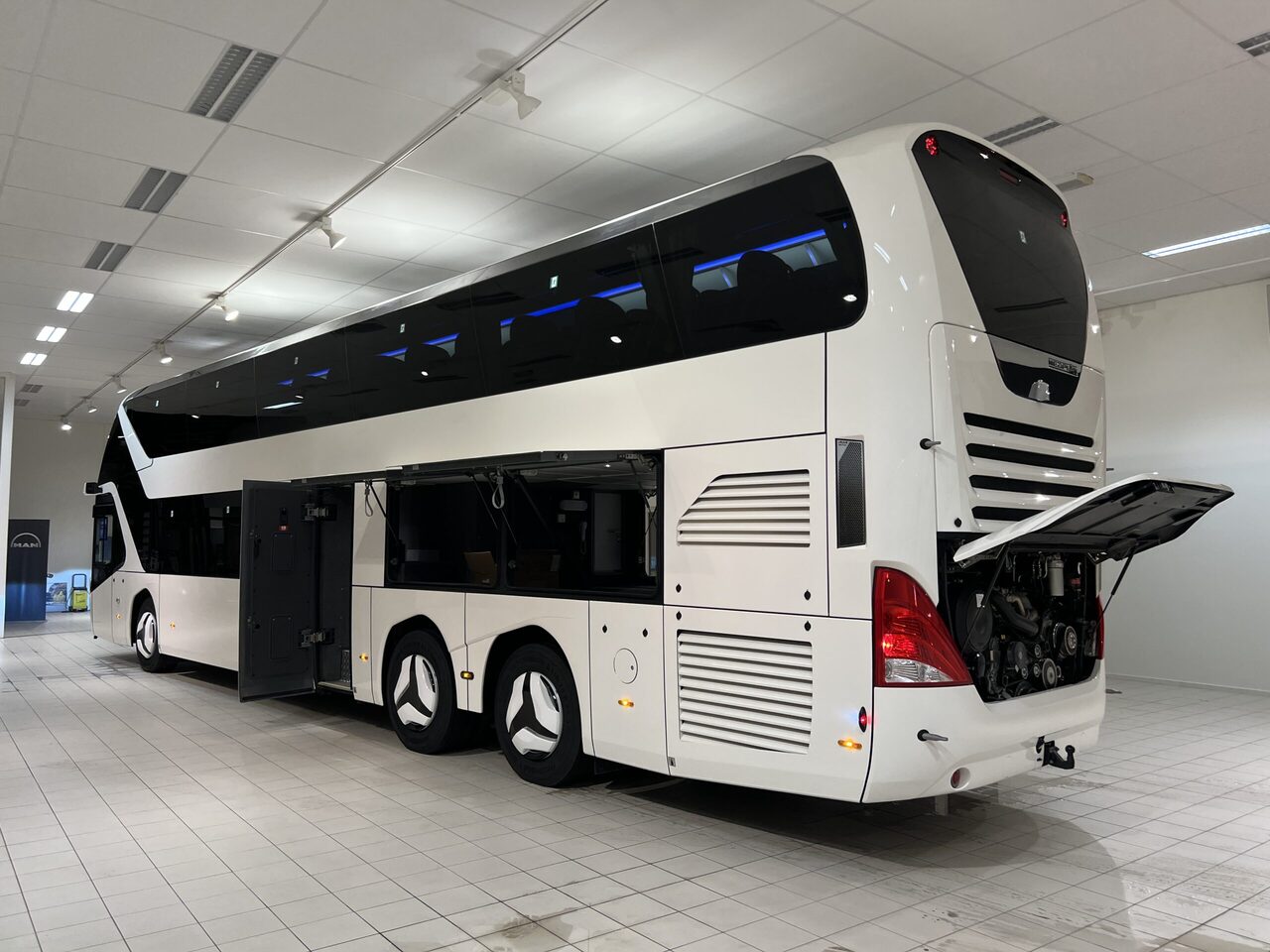 Turistbuss NEOPLAN SKYLINER P06 Euro 6E V.I.P / Exclusive Class (Gräddfärgad skinnklädsel): bild 15