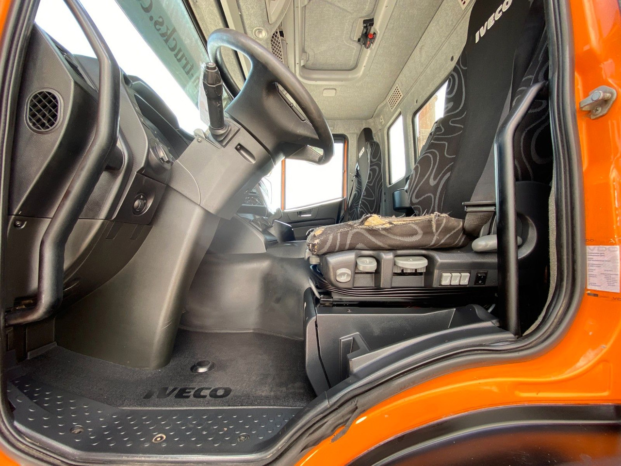 Betongbil Iveco Trakker AD 340 TB 400/8x4 | 9m³ Liebherr*Navi*AC