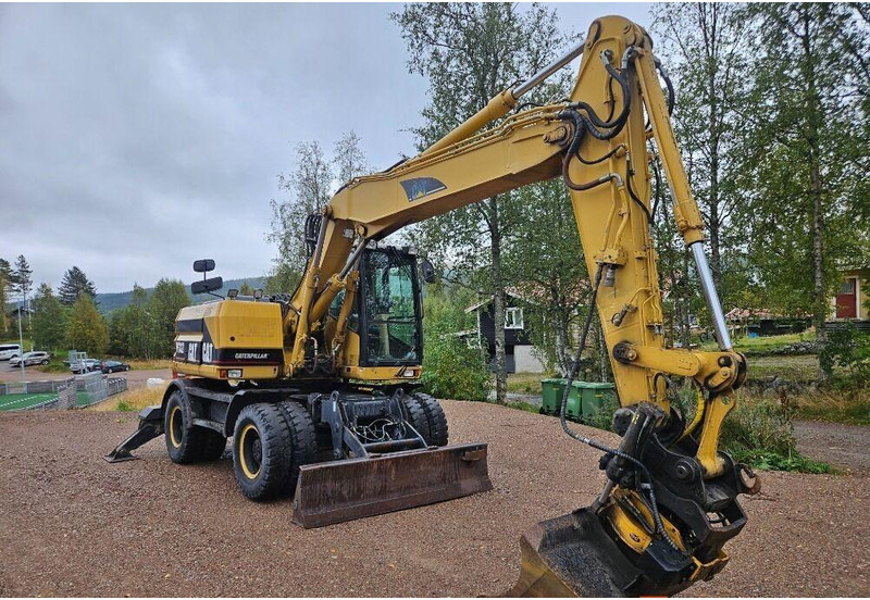 Grävmaskin på däck Caterpillar M312 Engcon EC20 tiltrotator