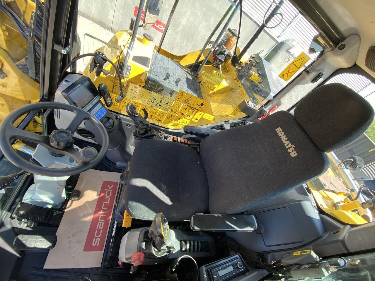 Grävmaskin på däck Komatsu PW118MR-11