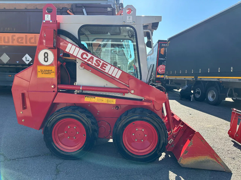 Kompakt bandlastare Case 1825 4x4 KOMPAKT / UNILADER mit Schaufel / Gabel