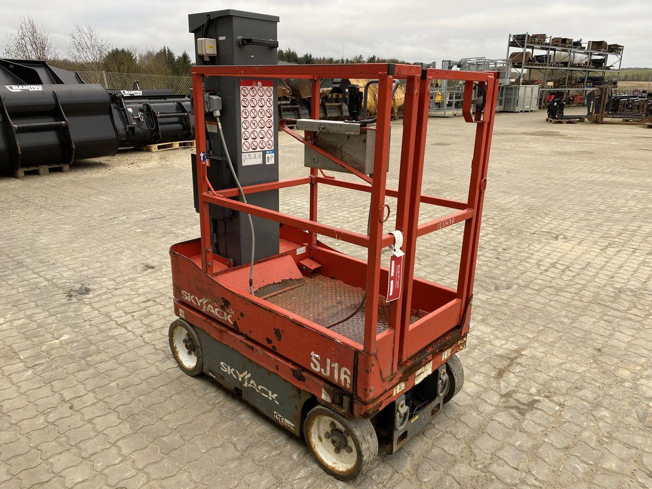 Pelarlift Skyjack SJ16