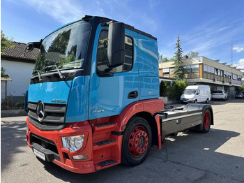 Dragbil Mercedes-Benz Actros 1843 LS Autotransporter SZM EUROLOHR