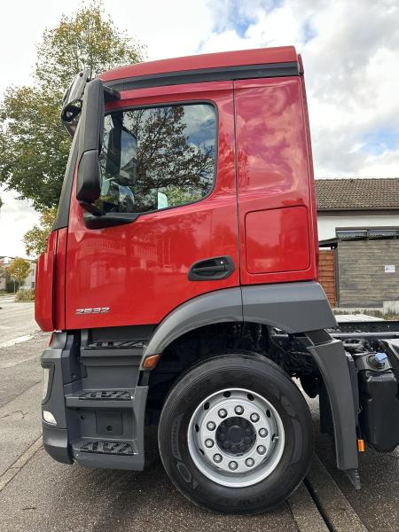 Chassi lastbil Mercedes 2532 LL 6x2 LANGES Fahrgestell Intarder Lenkachse 2532 LL 6x2 LANGES Fahrgestell Intarder Lenkachse
