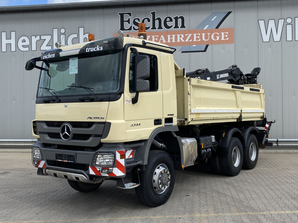 Tippbil lastbil Mercedes-Benz 3344 AK 6x6 / Jonsered 1020 Kran