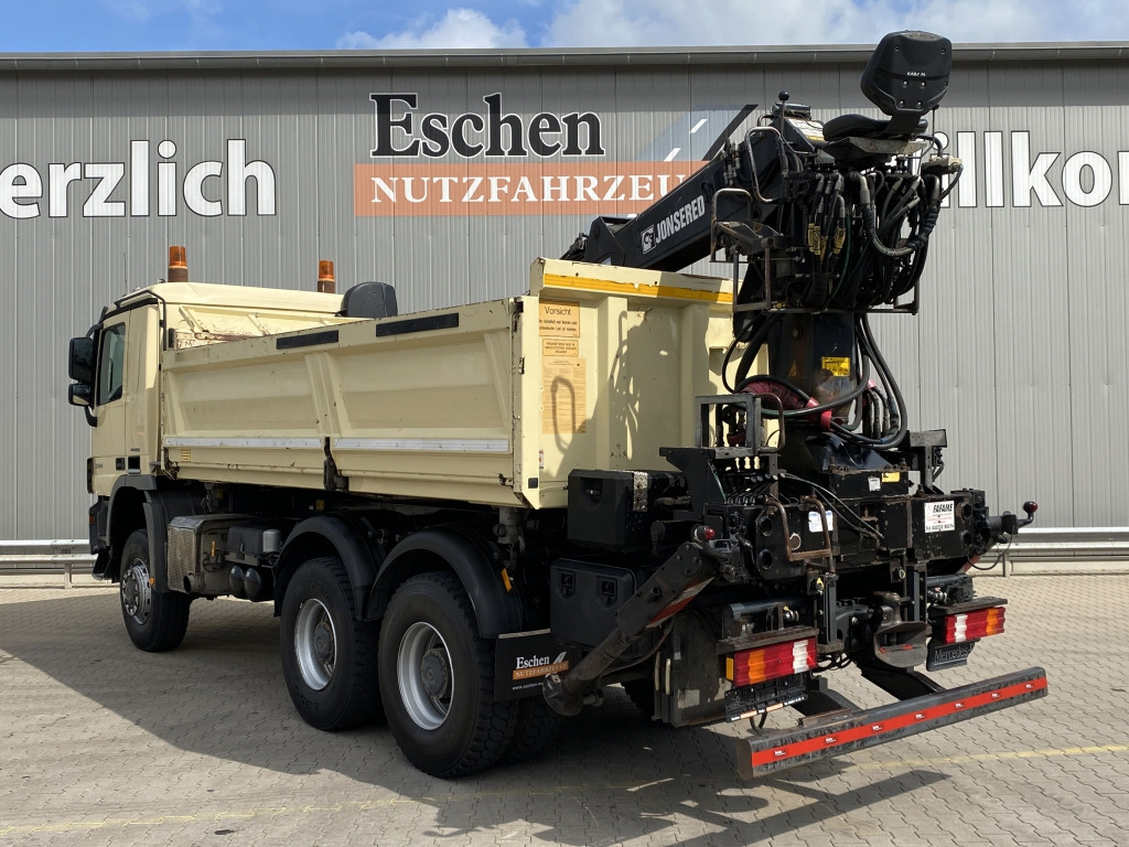 Tippbil lastbil Mercedes-Benz 3344 AK 6x6 / Jonsered 1020 Kran