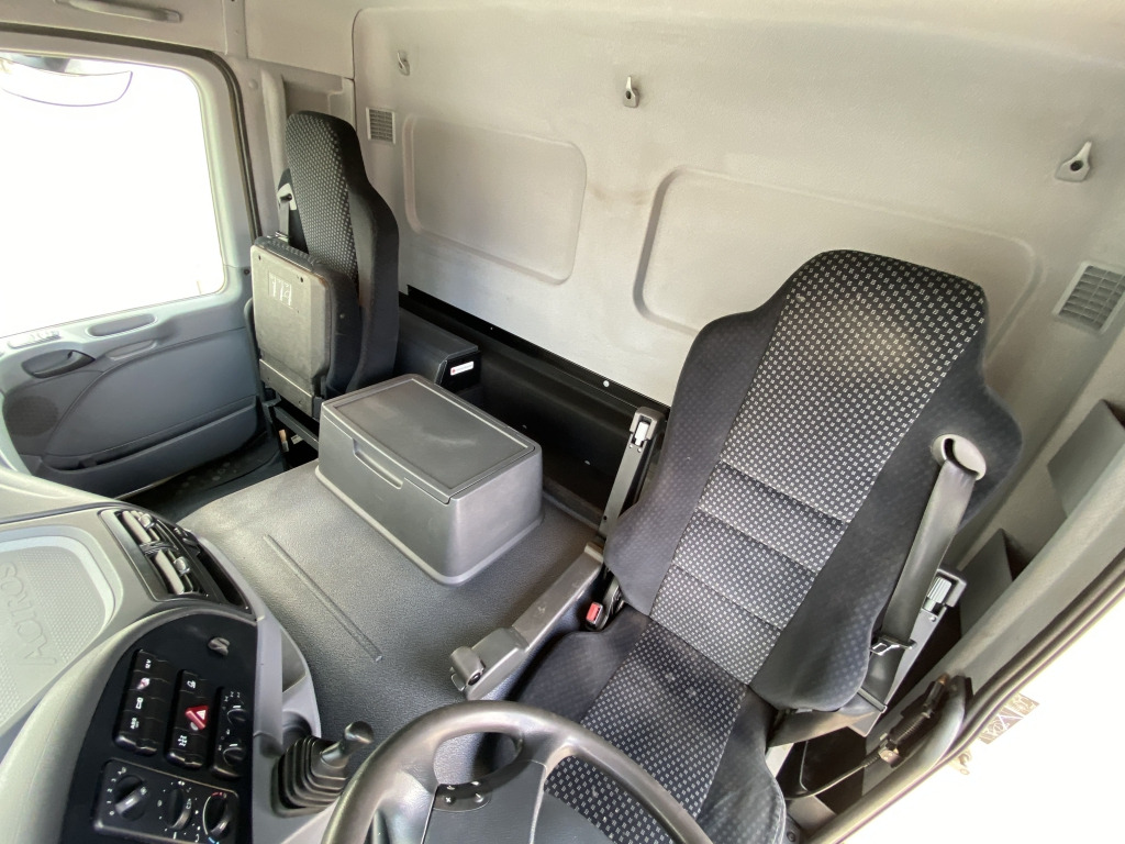 Tippbil lastbil Mercedes-Benz 3344 AK 6x6 / Jonsered 1020 Kran