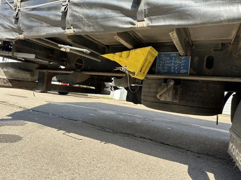 Skåp semitrailer Kögel MEGA Tautliner mit ROLLENBETT Flughafentr. MEGA Tautliner mit ROLLENBETT Flughafentr.