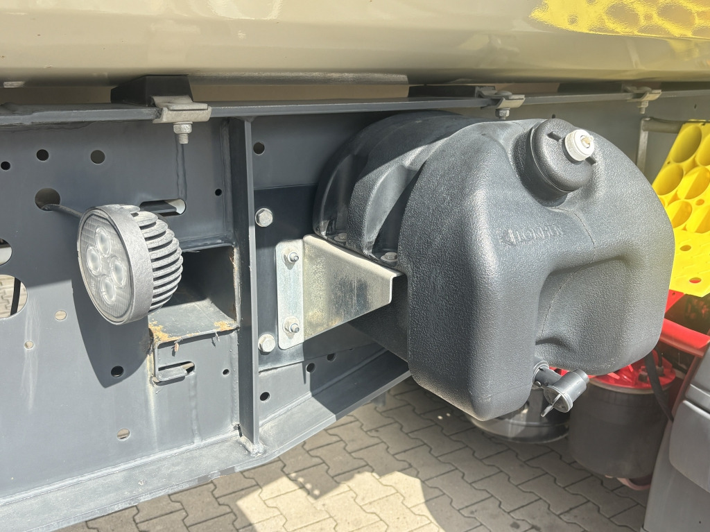 Tippbil semitrailer Schmitz SCB S3D / Stahl-Halbschalenmulde