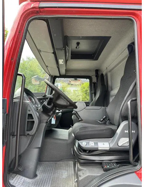 Transportbil med kapell MAN TGL 8.180 FBL Plane langes Haus Topsleeper Klima