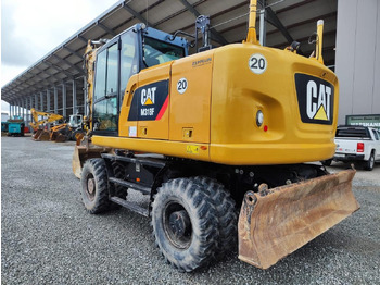 Grävmaskin på däck CATERPILLAR M318F