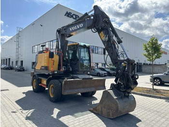 Grävmaskin på däck VOLVO EWR150E