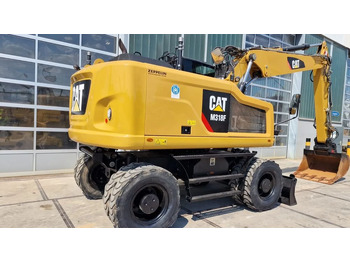 Grävmaskin på däck CATERPILLAR M318F