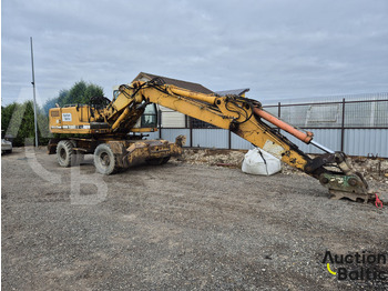 Grävmaskin på däck LIEBHERR A 902