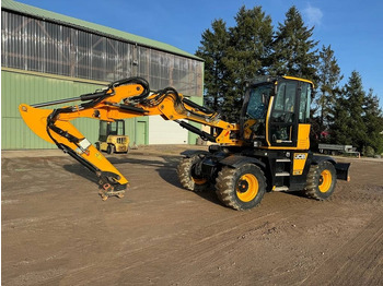 Grävmaskin på däck JCB