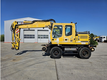 Grävmaskin på däck LIEBHERR A 900