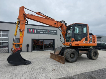 Grävmaskin på däck KOMATSU PW148-8