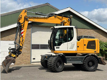 Grävmaskin på däck LIEBHERR A 914