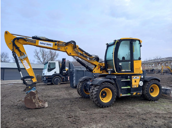 Grävmaskin på däck JCB