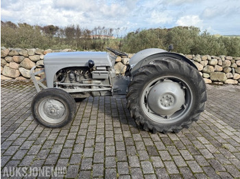 Traktor MASSEY FERGUSON 1000 series