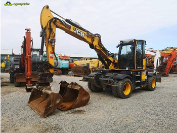 Grävmaskin på däck JCB