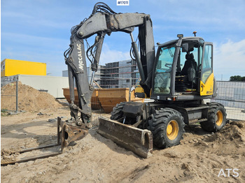 Grävmaskin på däck MECALAC