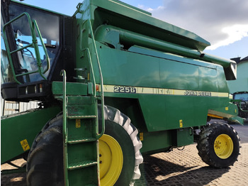 Skördetröska JOHN DEERE 2256