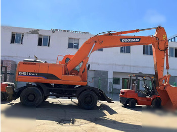 Grävmaskin på däck DOOSAN DH210W-7