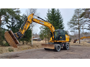 Grävmaskin på däck JCB