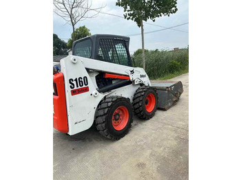 Kompaktlastare/ Slirstyrda lastare USED BOBCAT S160 Skid-steer Loader Bobcat S160 Carry Sweeper with Very Good Performance Is for Sale at a Low Price.: bild 3