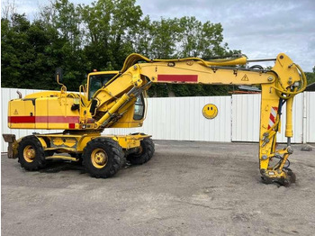 Grävmaskin på däck LIEBHERR A 900