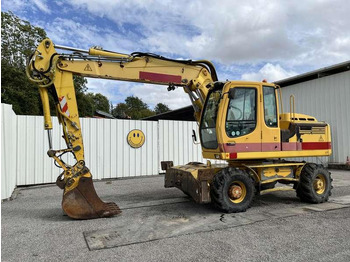 Grävmaskin på däck LIEBHERR A 900