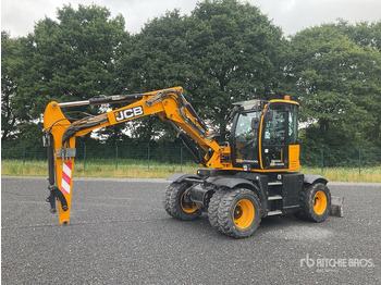 Grävmaskin på däck JCB