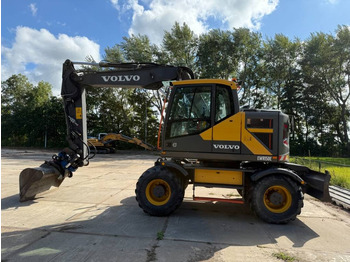 Grävmaskin på däck VOLVO EWR150E