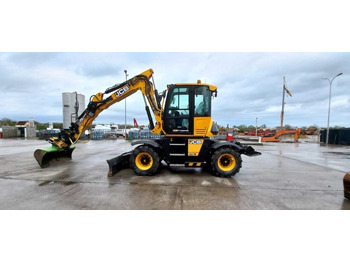 Grävmaskin på däck JCB