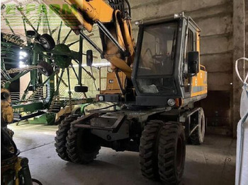 Grävmaskin på däck JCB JS130W