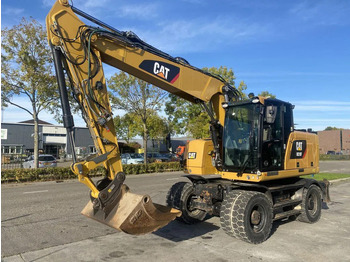 Grävmaskin på däck CATERPILLAR M318F