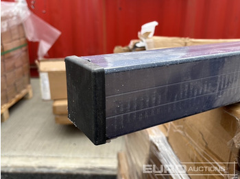 Entreprenadutrustning Unused 1.7m Wide Teak Composite Fence Panel (20 Panels), 2.45m Black Aluminium Post (21 Posts), Complete With Assembly Kit: bild 5