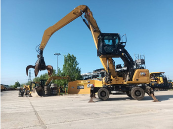 Grävmaskin på däck CATERPILLAR