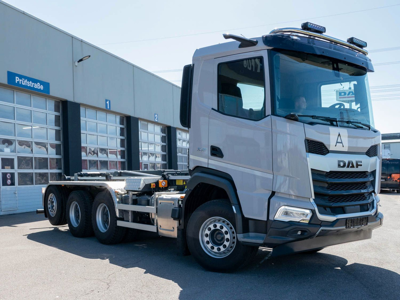 DAF XF 530 FAW mit VDL Abrollkipper DAF XF 530 FAW mit VDL Abrollkipper - Lastväxlare lastbil: bild 2 DAF XF 530 FAW mit VDL Abrollkipper DAF XF 530 FAW mit VDL Abrollkipper - Lastväxlare lastbil: bild 2