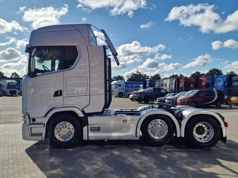 Scania 660S V8 NGS Highline 6x2/4 - New - Full spec - Retarder - Night clima - Led - Leather - Navi - Dragbil: bild 4 Scania 660S V8 NGS Highline 6x2/4 - New - Full spec - Retarder - Night clima - Led - Leather - Navi - Dragbil: bild 4