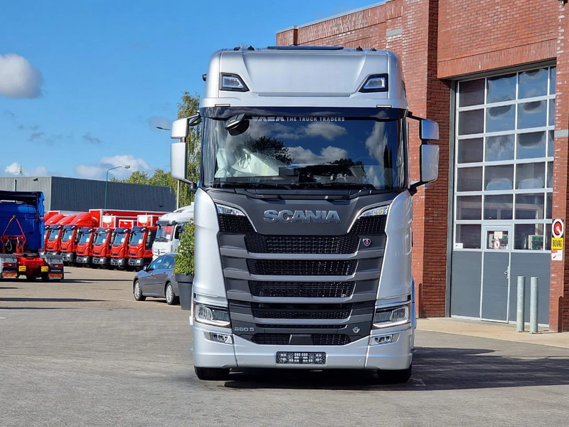 Scania 660S V8 NGS Highline 6x2/4 - New - Full spec - Retarder - Night clima - Led - Leather - Navi - Dragbil: bild 2 Scania 660S V8 NGS Highline 6x2/4 - New - Full spec - Retarder - Night clima - Led - Leather - Navi - Dragbil: bild 2