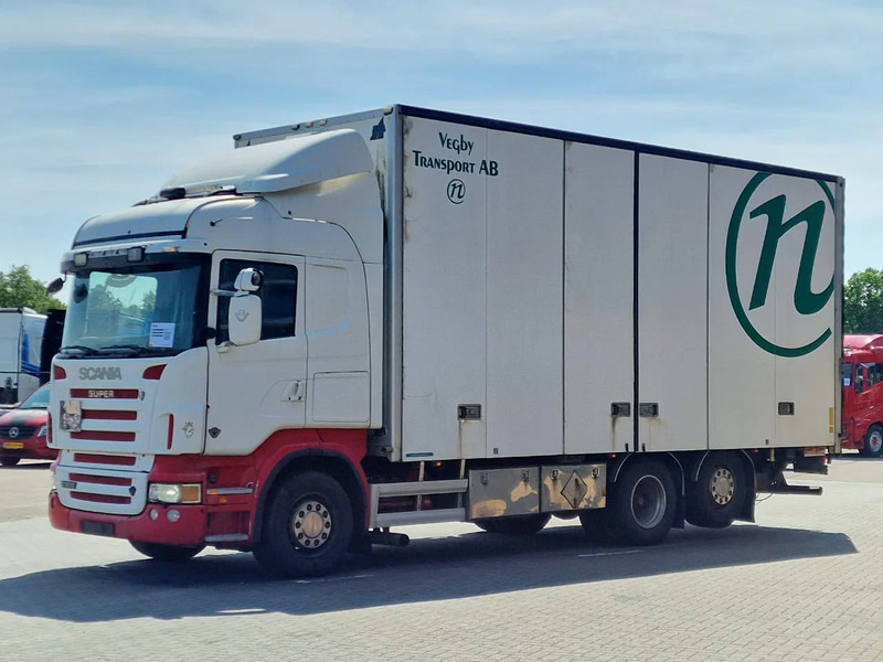 Scania R500 V8 Highline 6x2*4 - Box with side doors - Loadlift - Manual gearbox with retarder - Full air - Steering axle - Lastbil med skåp: bild 3 Scania R500 V8 Highline 6x2*4 - Box with side doors - Loadlift - Manual gearbox with retarder - Full air - Steering axle - Lastbil med skåp: bild 3