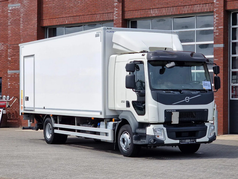 Volvo FL 250 Closed box - Loadlift - Automatic gearbox - Camera - Lastbil med skåp: bild 1 Volvo FL 250 Closed box - Loadlift - Automatic gearbox - Camera - Lastbil med skåp: bild 1