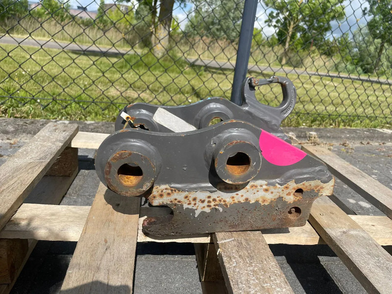 SMP S60 | HALF-AUTO QUICK COUPLER | SNELWISSEL | VOLVO EC18 - Hydraulisk sax för Byggmaskiner: bild 2 SMP S60 | HALF-AUTO QUICK COUPLER | SNELWISSEL | VOLVO EC18 - Hydraulisk sax för Byggmaskiner: bild 2